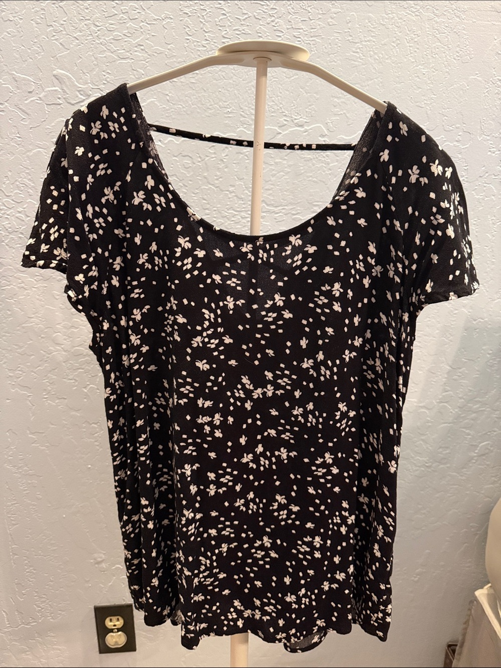 Maurices Black Short Sleeve Scoop Neck Top with White Floral Print size medium